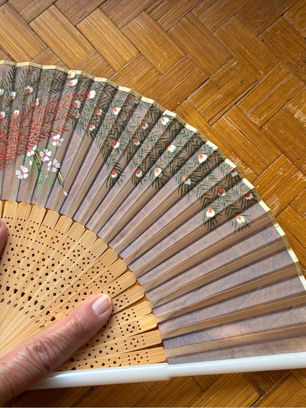 Vintage Asian Hand Fan Lot of 3, 2 carved sandalwood & 1 painted peacock - Picture 11 of 13